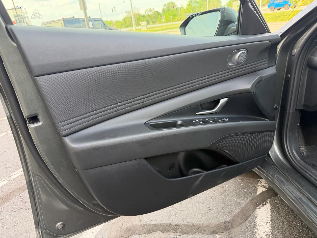 Hyundai Elantra SEL Convenience IVT 2025