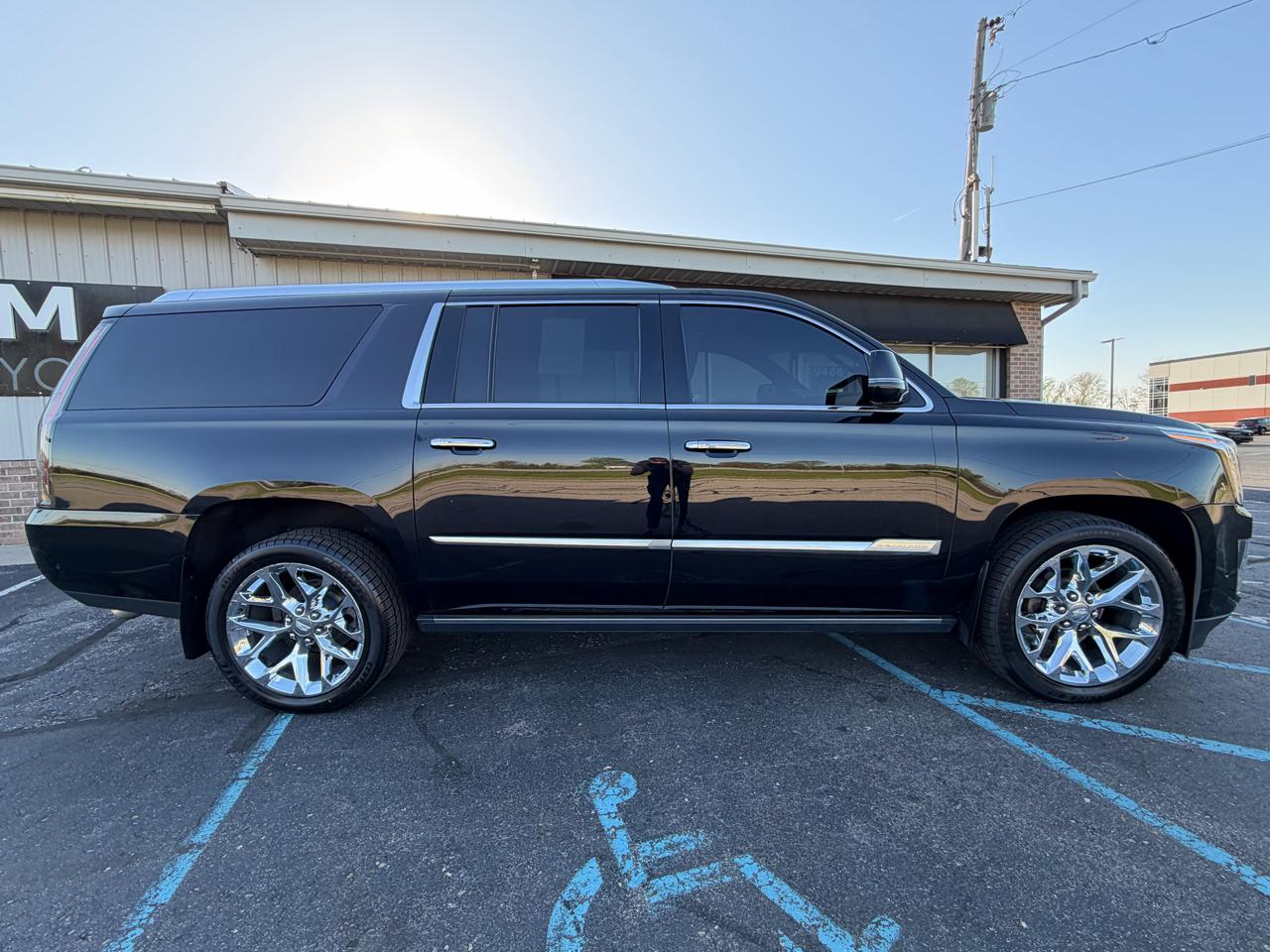 Cadillac Escalade ESV 4WD 4dr Platinum 2017