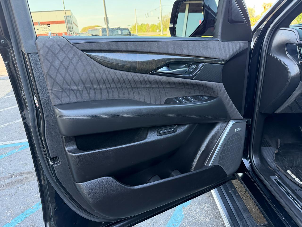 Cadillac Escalade ESV 4WD 4dr Platinum 2017