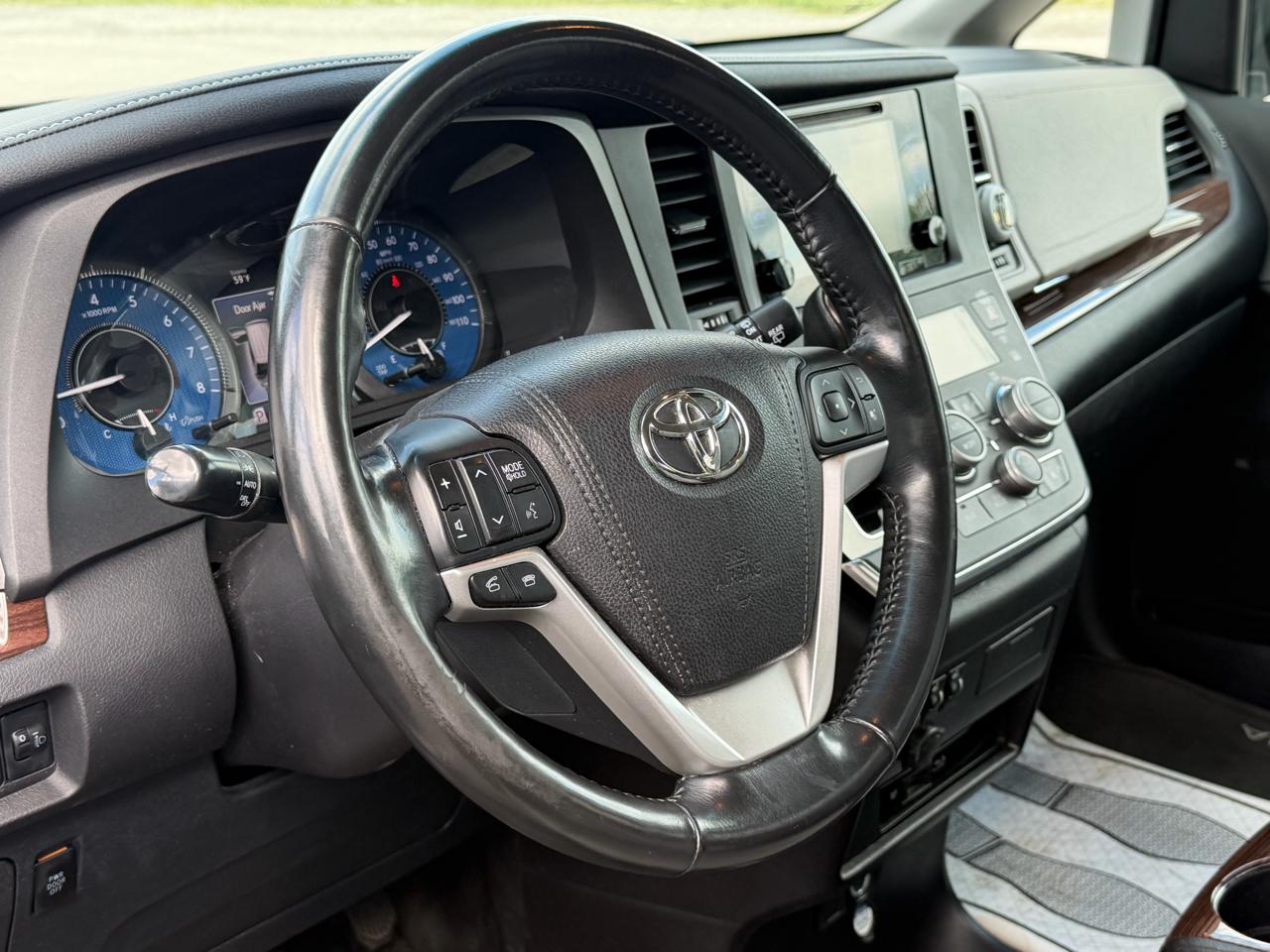 Toyota Sienna Limited Premium AWD 7-Passenger (Natl) 2017