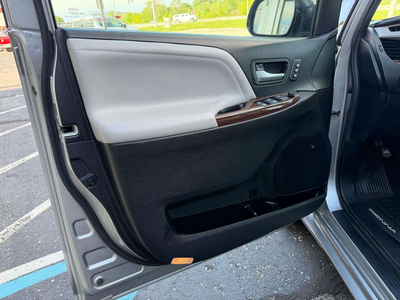 Toyota Sienna Limited Premium AWD 7-Passenger (Natl) 2017