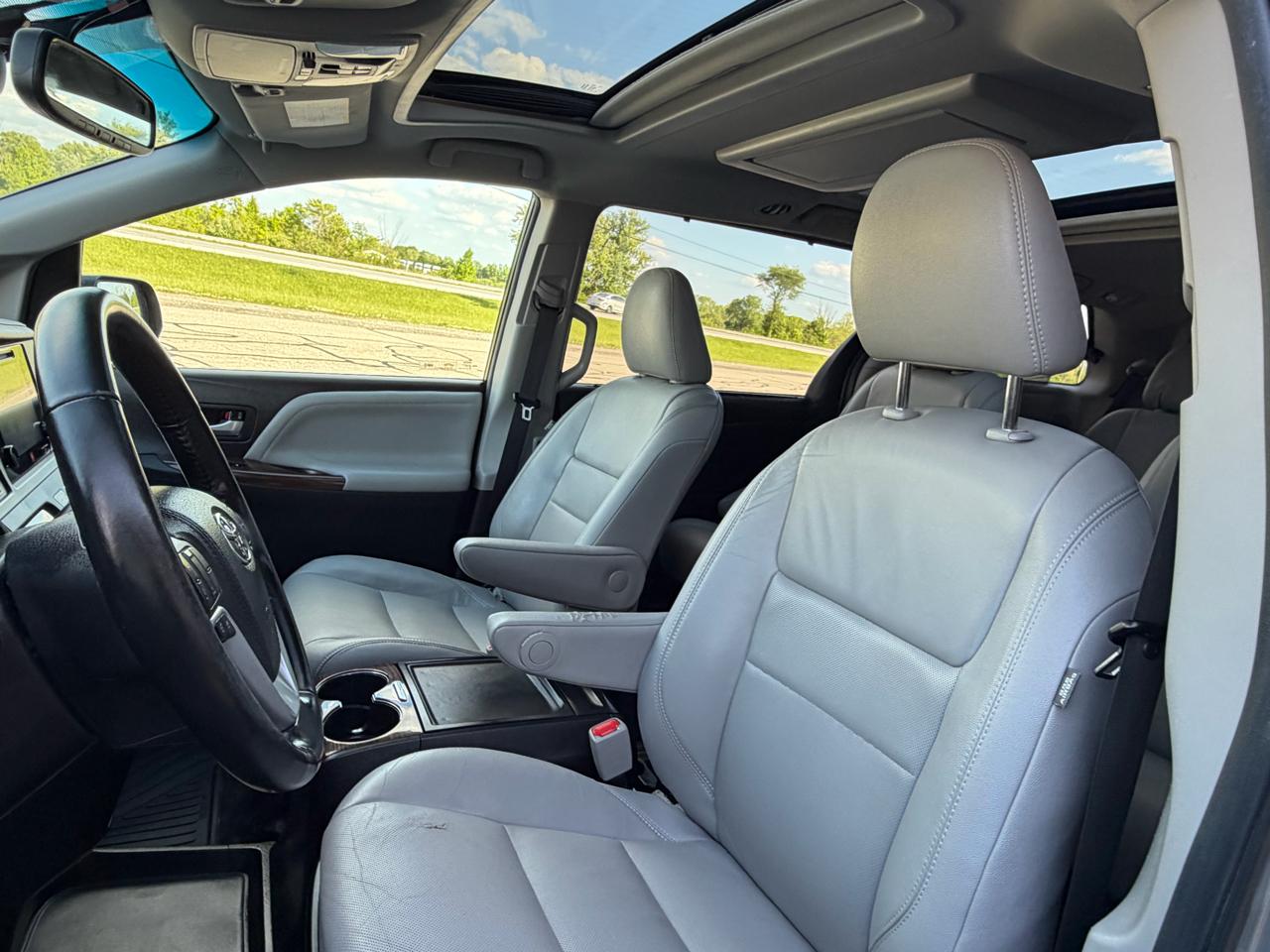 Toyota Sienna Limited Premium AWD 7-Passenger (Natl) 2017