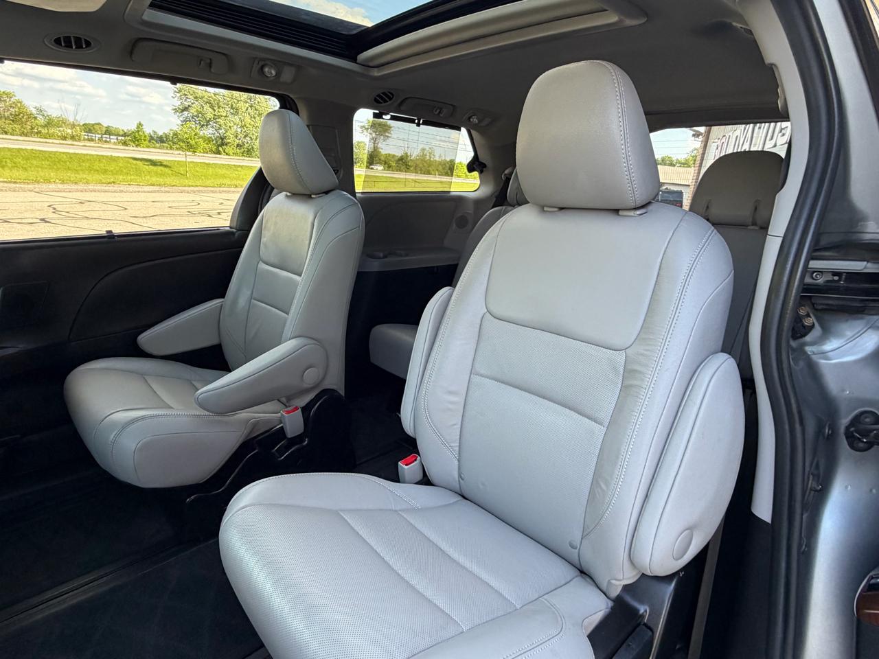 Toyota Sienna Limited Premium AWD 7-Passenger (Natl) 2017