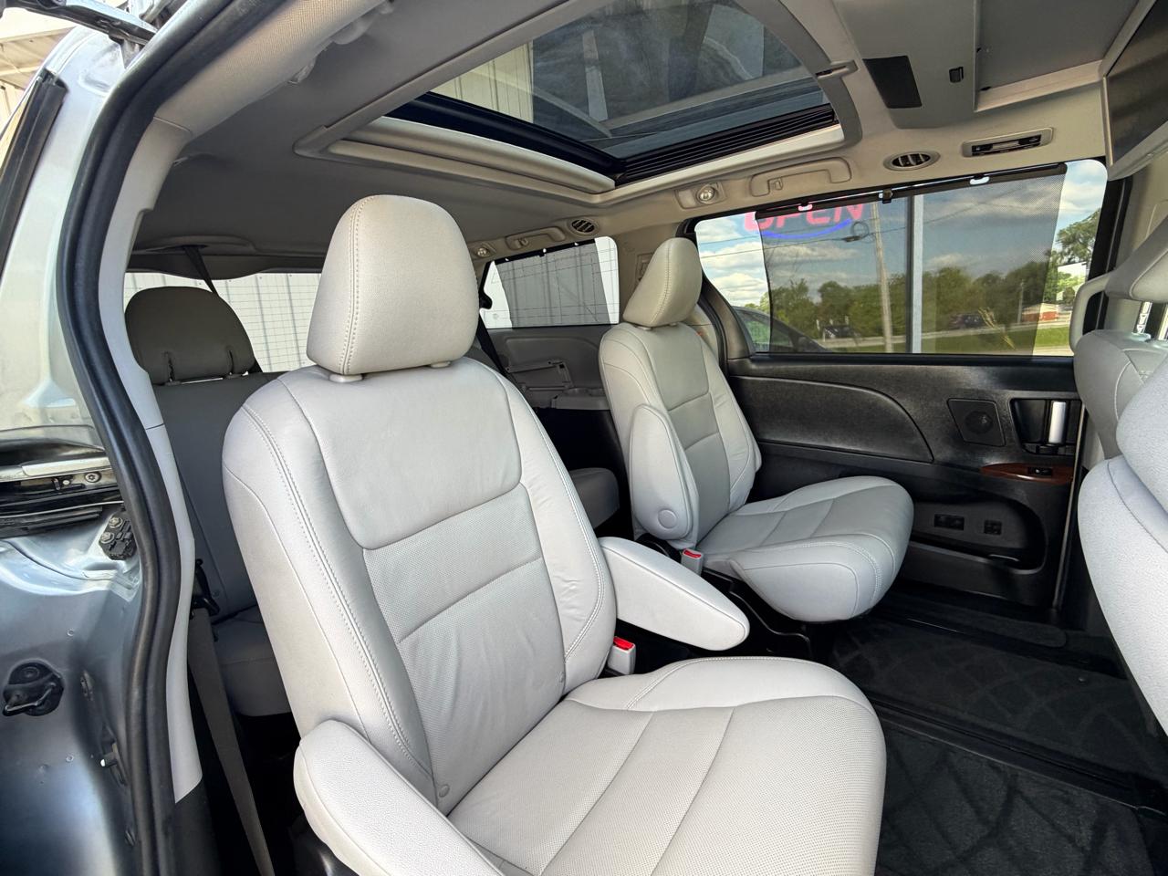 Toyota Sienna Limited Premium AWD 7-Passenger (Natl) 2017
