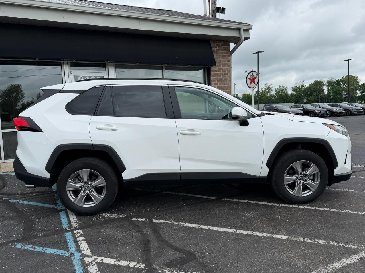 Toyota RAV4 XLE FWD (Natl) 2024