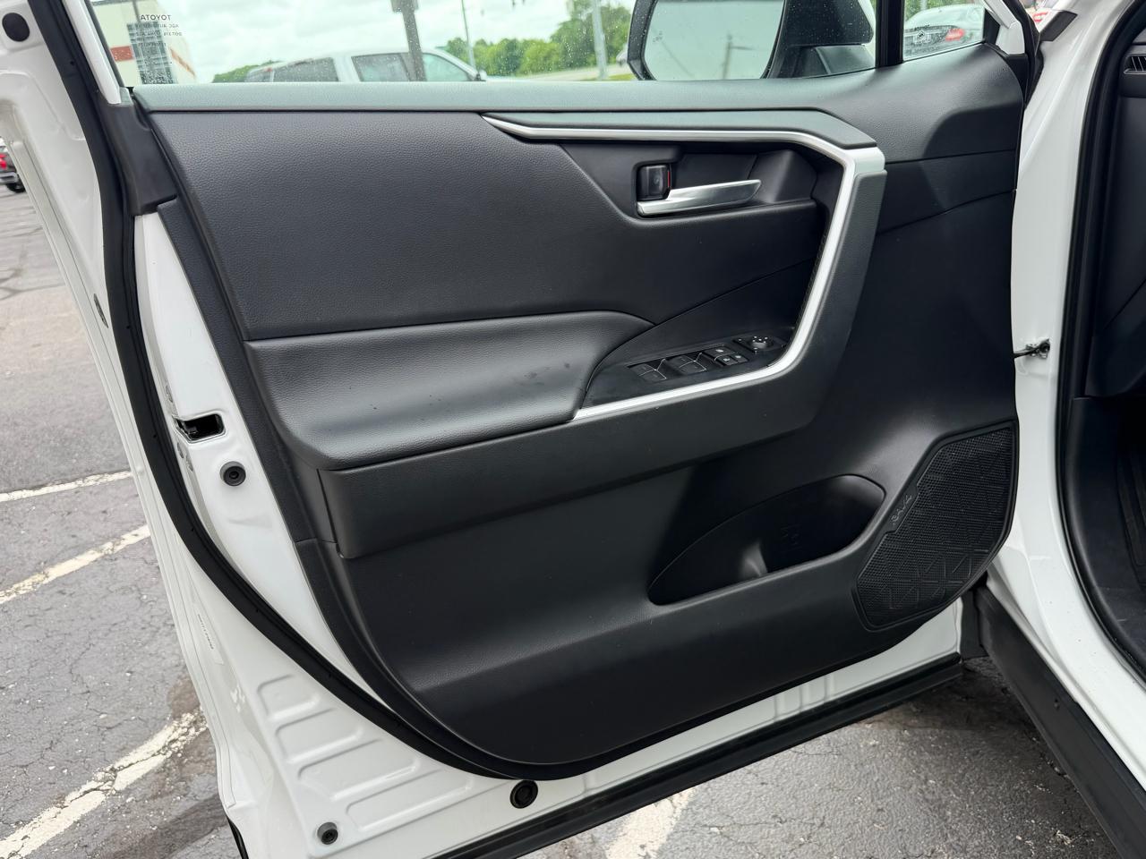 Toyota RAV4 XLE FWD (Natl) 2024
