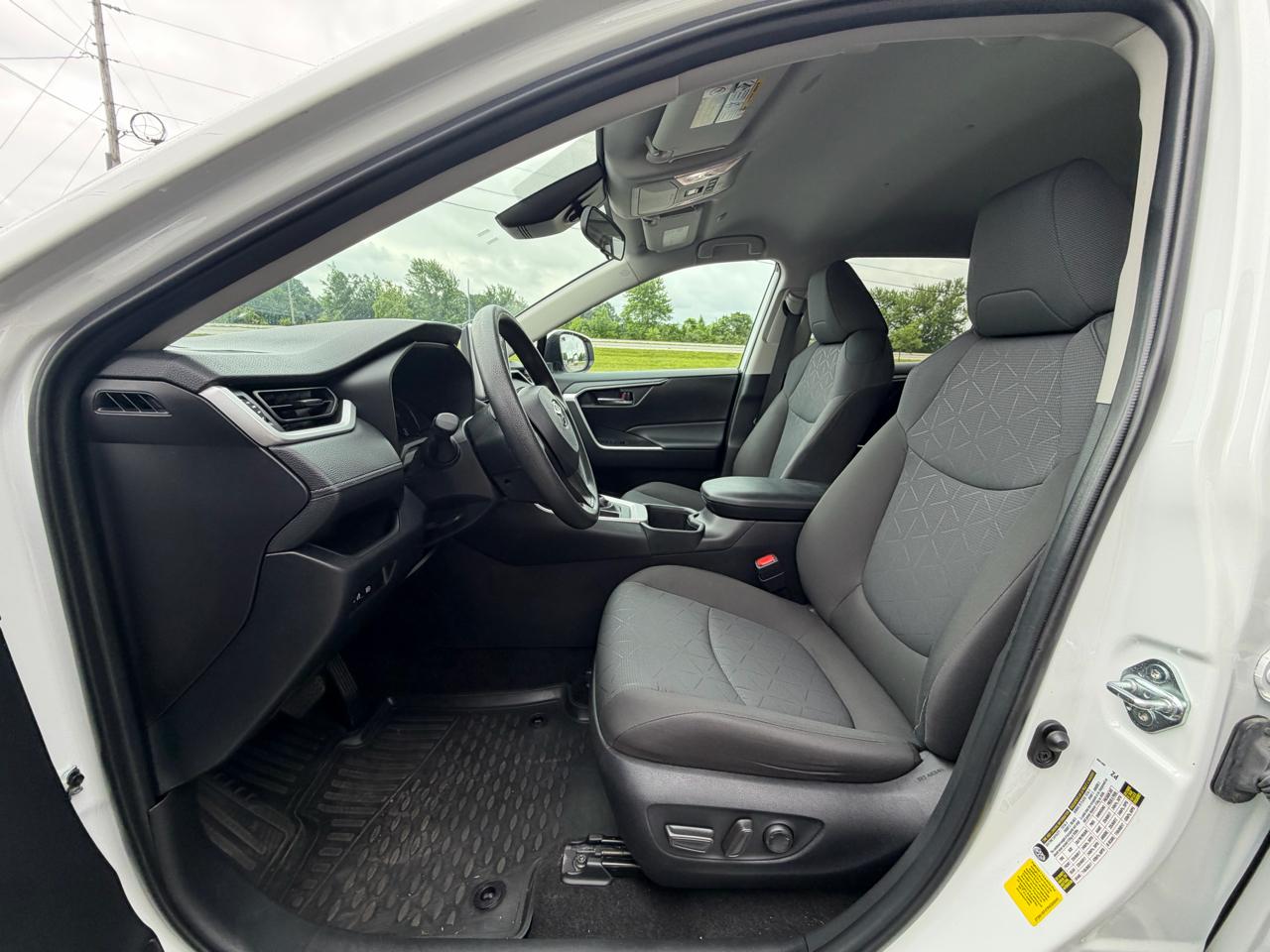 Toyota RAV4 XLE FWD (Natl) 2024