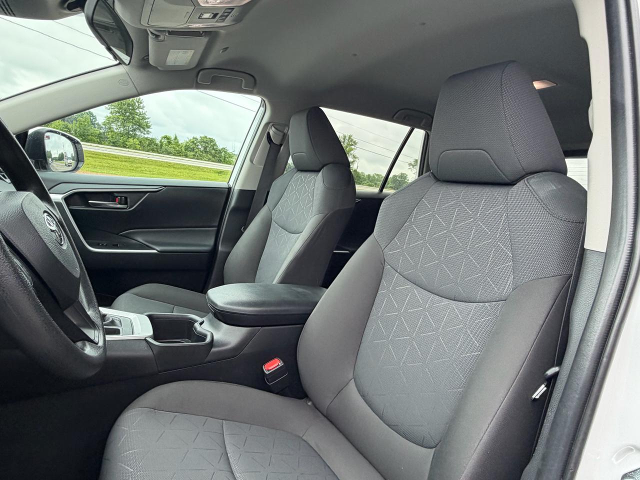 Toyota RAV4 XLE FWD (Natl) 2024