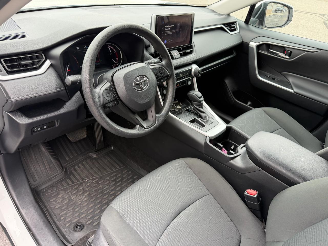 Toyota RAV4 XLE FWD (Natl) 2024