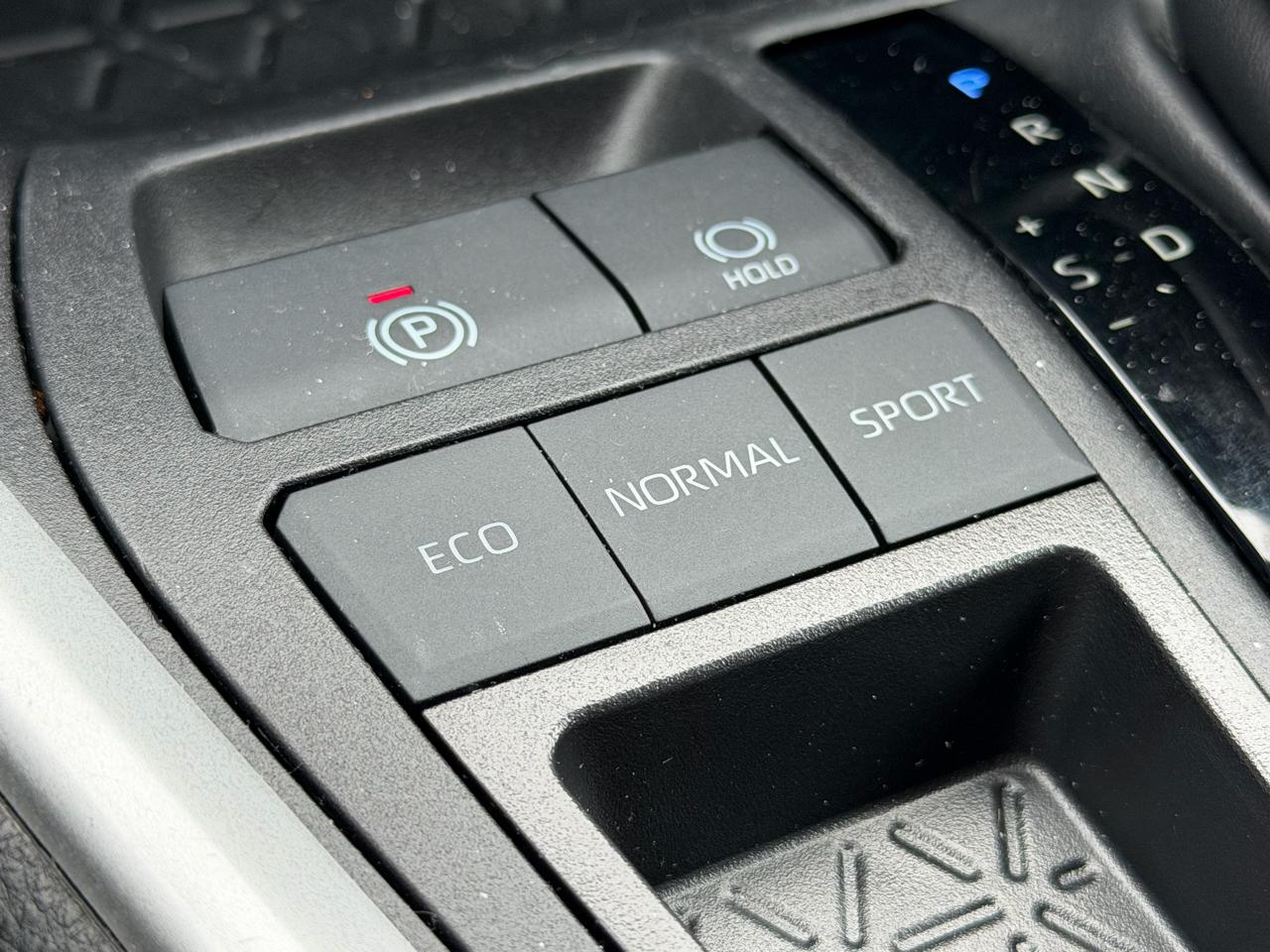 Toyota RAV4 XLE FWD (Natl) 2024