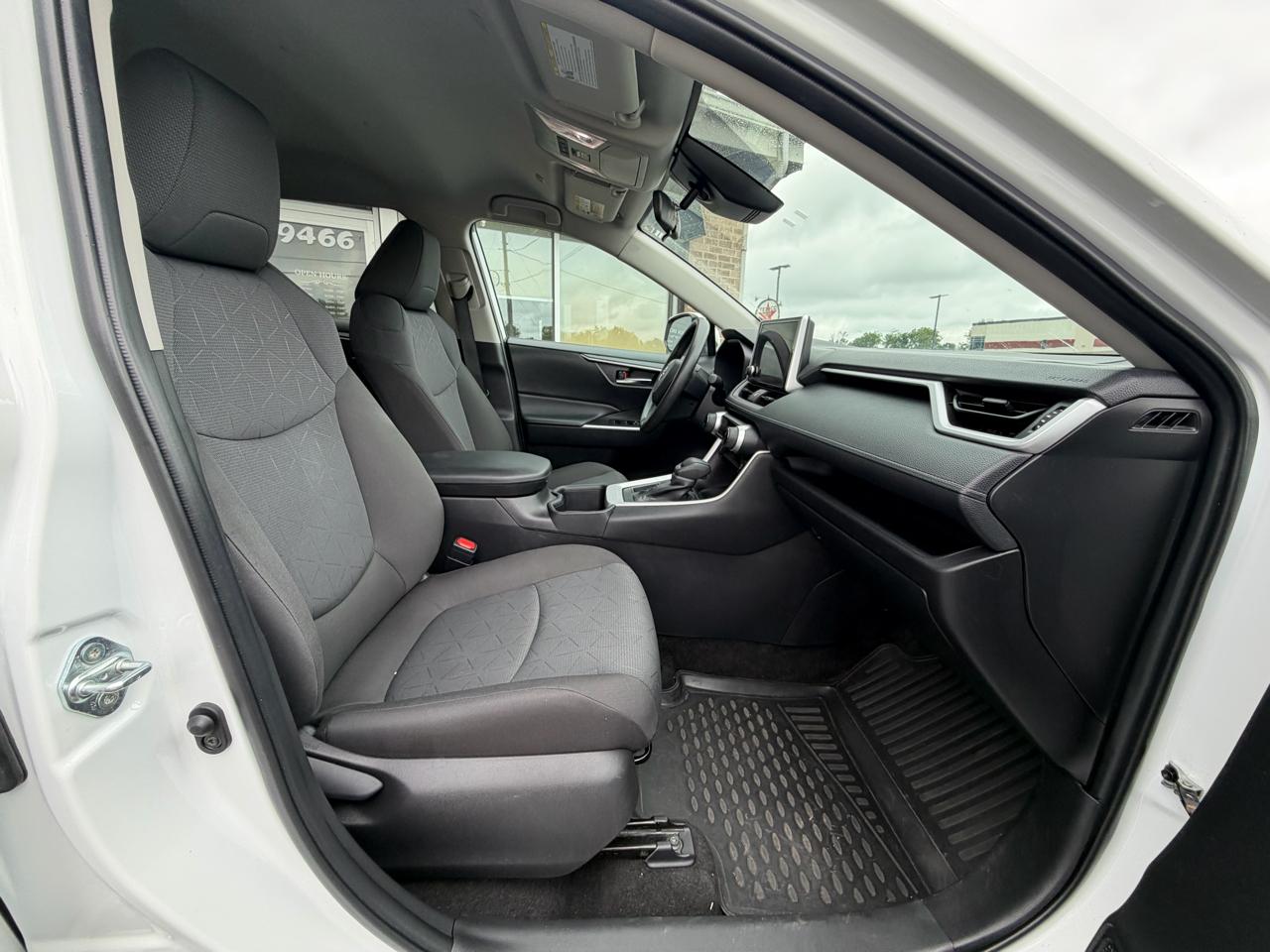 Toyota RAV4 XLE FWD (Natl) 2024