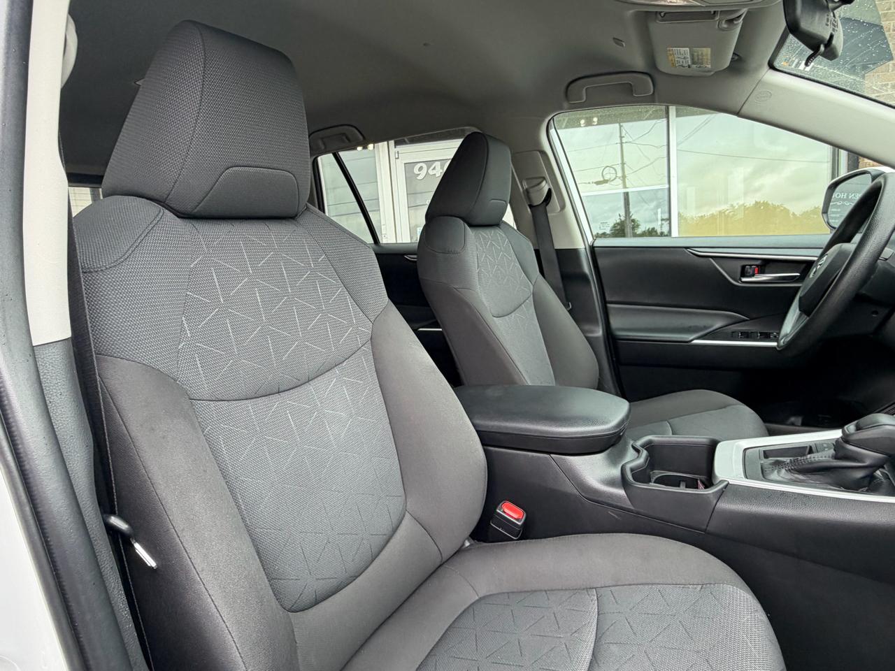Toyota RAV4 XLE FWD (Natl) 2024