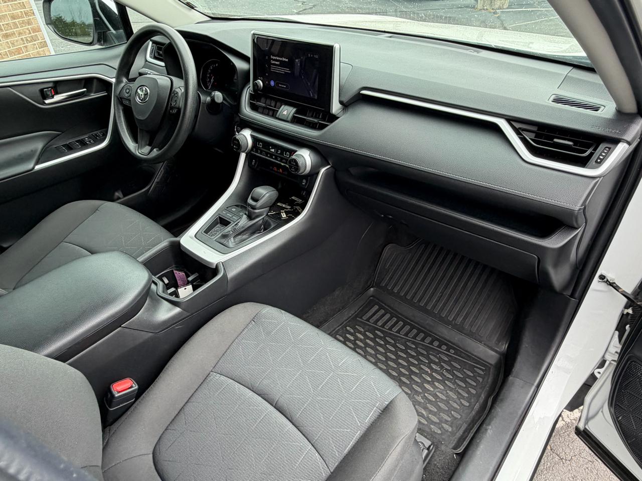 Toyota RAV4 XLE FWD (Natl) 2024