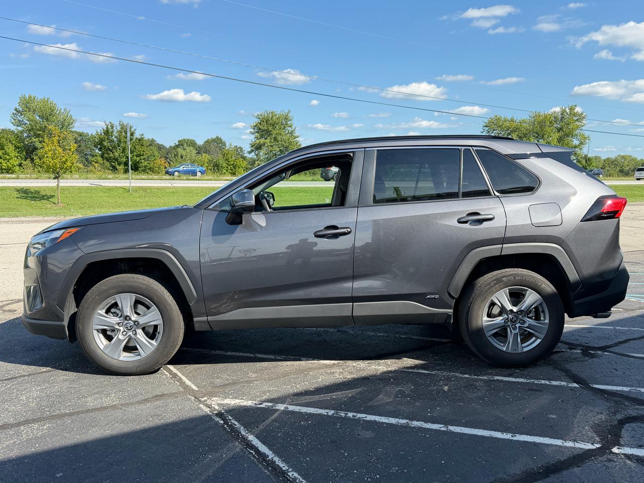 Toyota RAV4 Hybrid XLE AWD (Natl) 2025