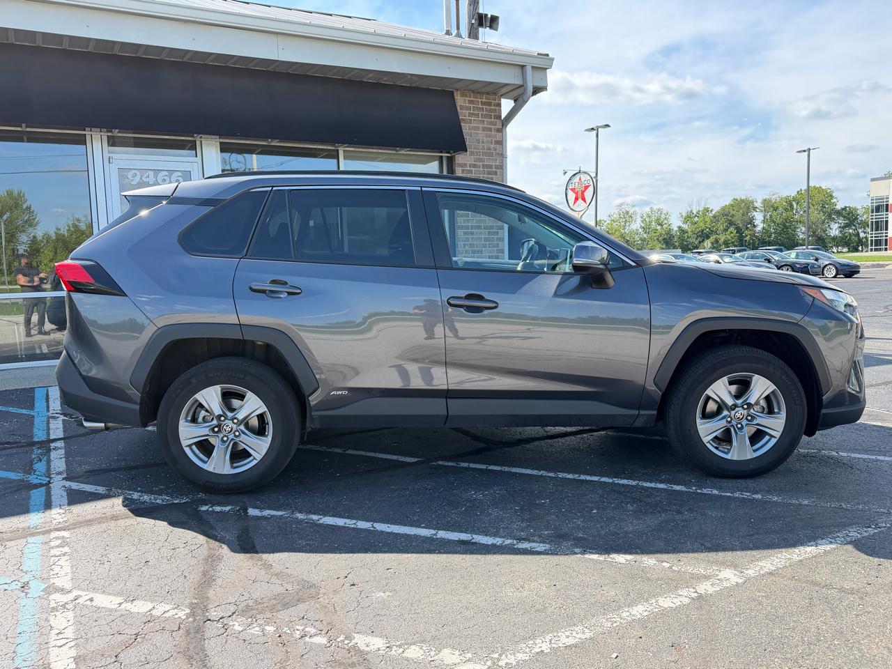 Toyota RAV4 Hybrid XLE AWD (Natl) 2025