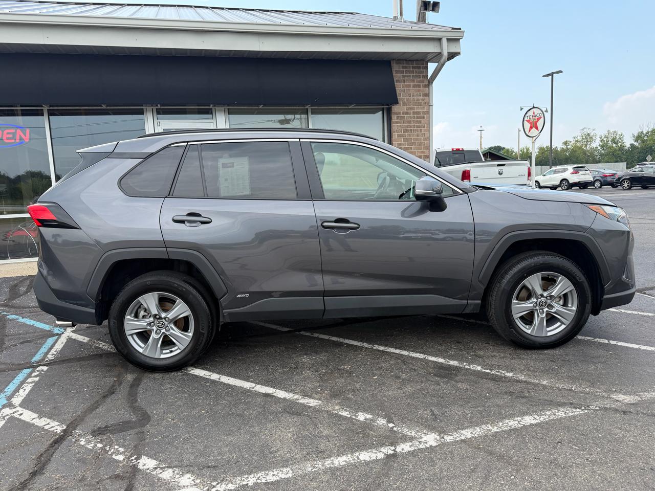 Toyota RAV4 Hybrid XLE AWD (Natl) 2025