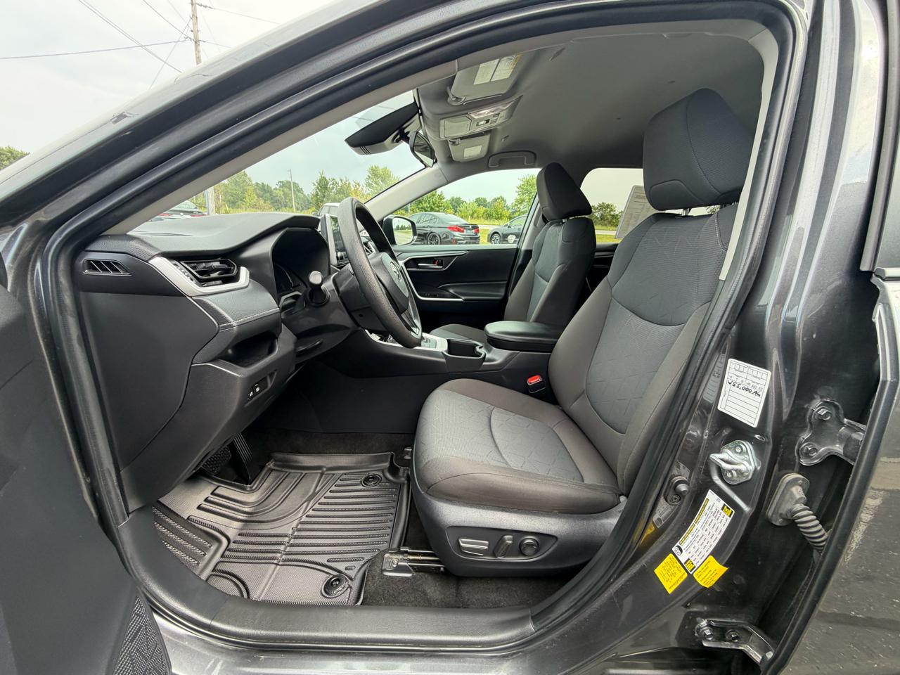 Toyota RAV4 Hybrid XLE AWD (Natl) 2025