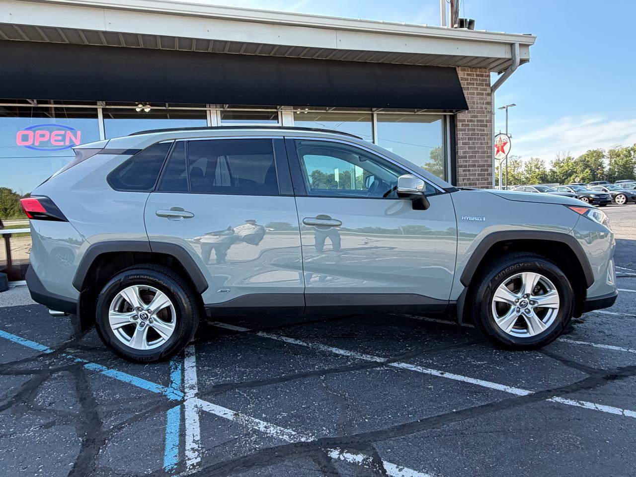 Toyota RAV4 Hybrid XLE AWD (Natl) 2020