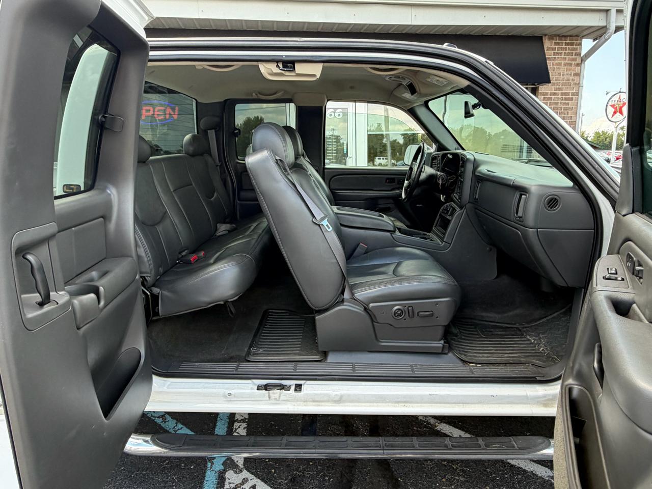 Chevrolet Silverado 2500HD Ext Cab 143.5" WB 4WD LT 2005