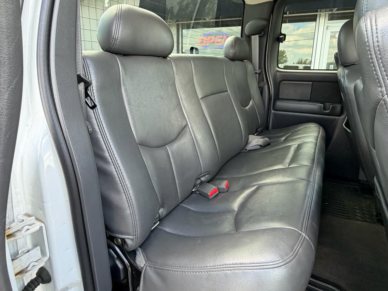 Chevrolet Silverado 2500HD Ext Cab 143.5" WB 4WD LT 2005