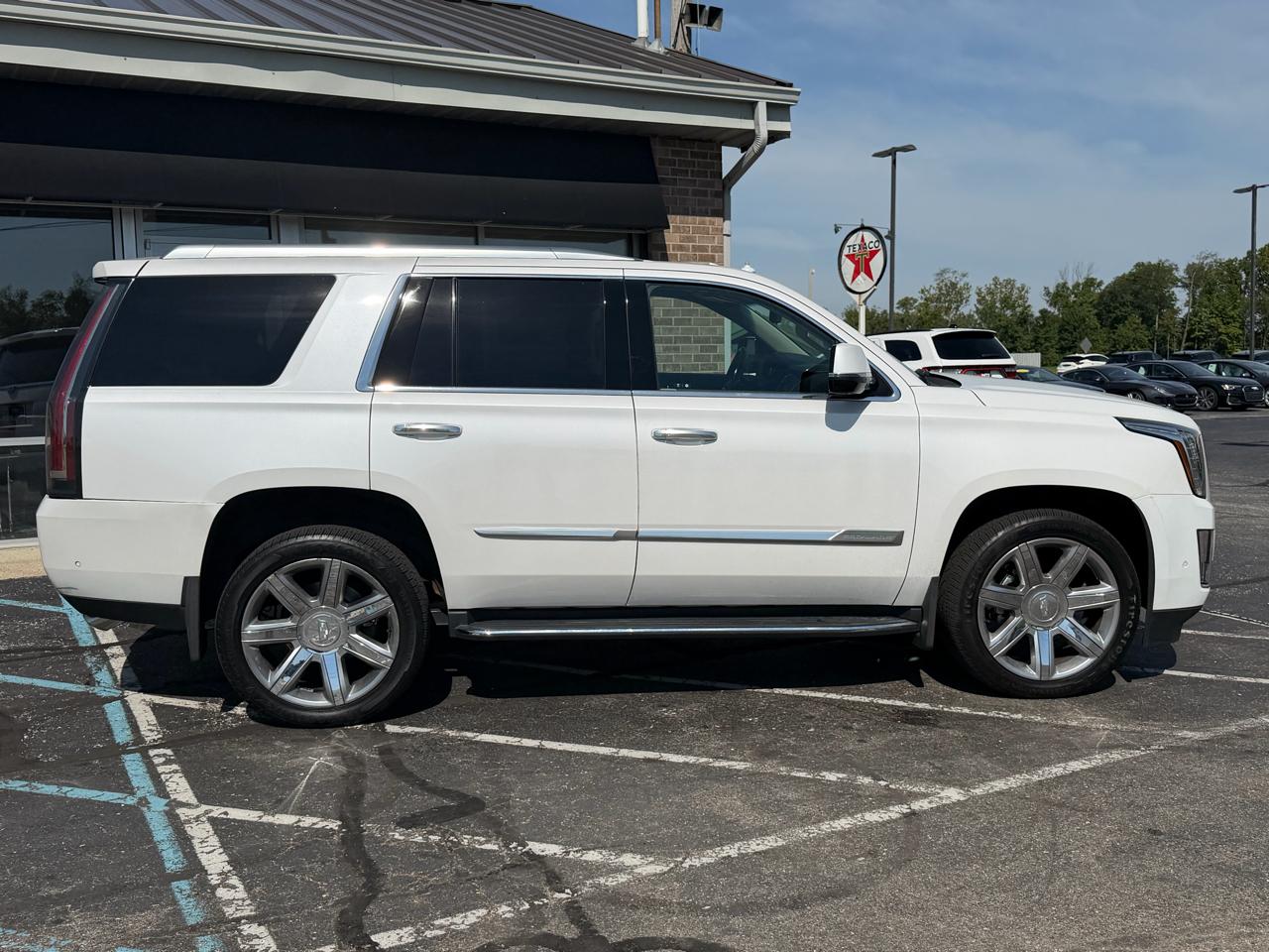 Cadillac Escalade 4WD 4dr Luxury 2019