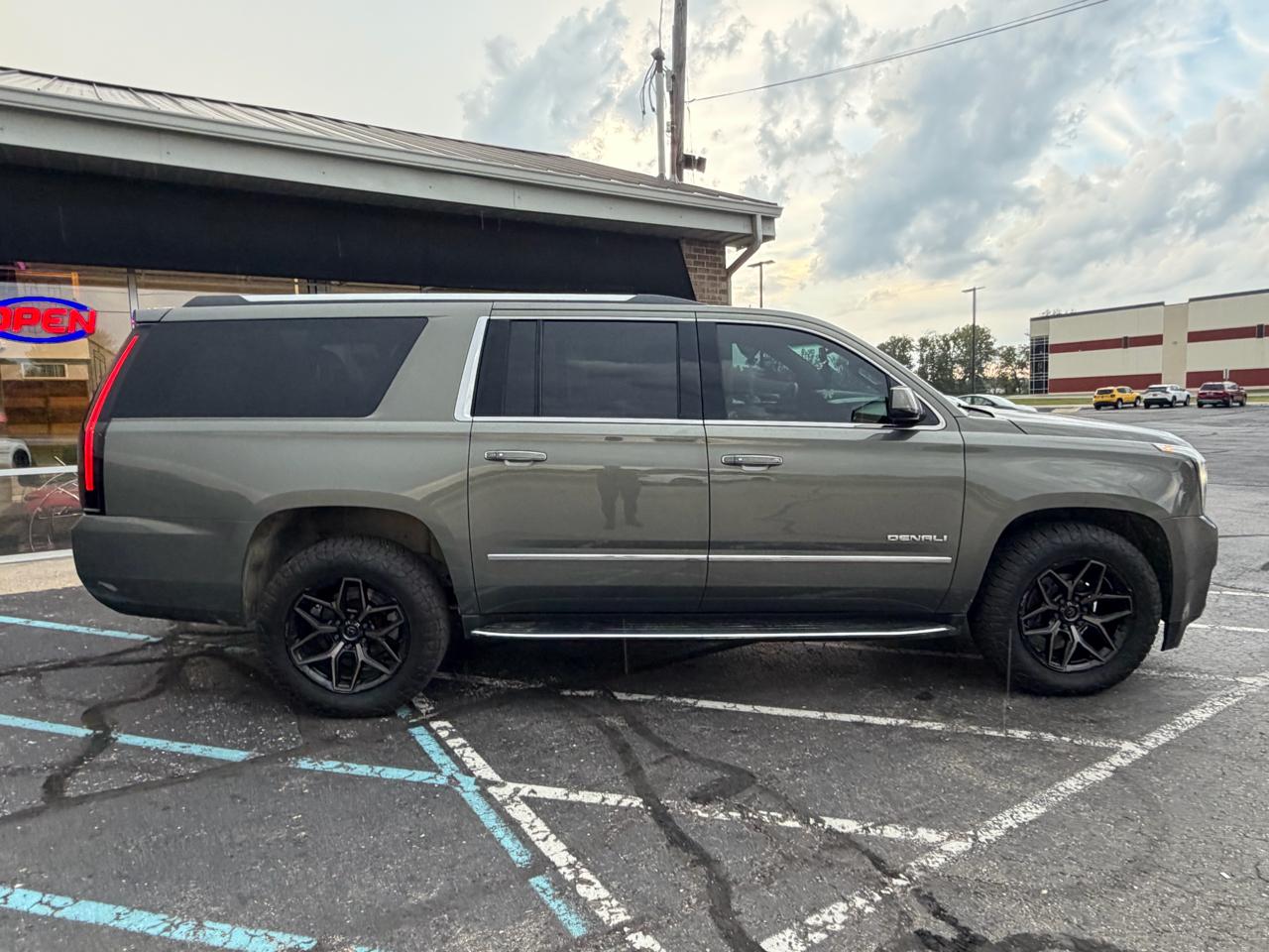 GMC Yukon XL 4WD 4dr Denali 2017