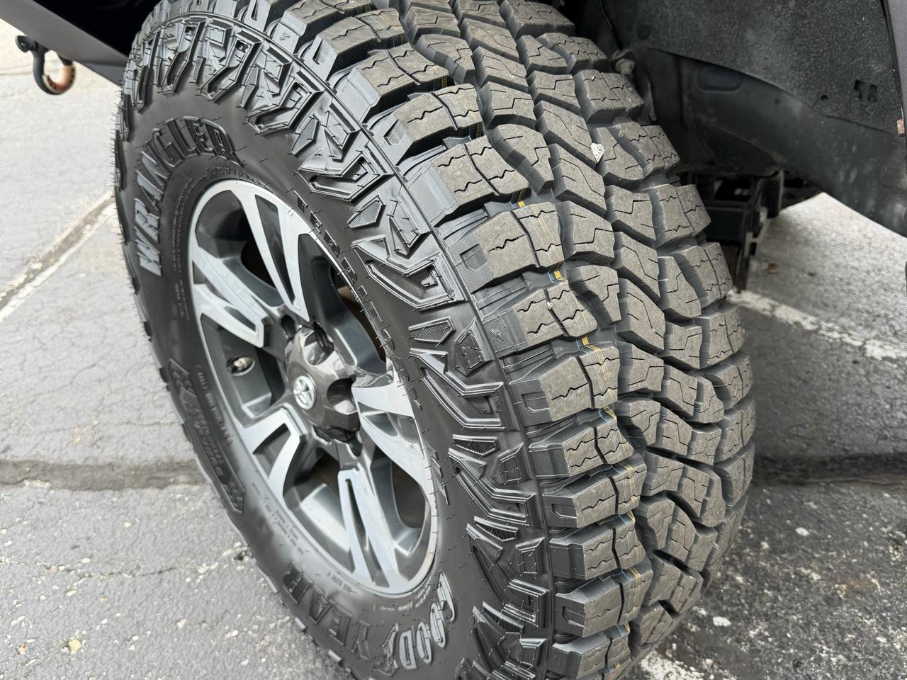 Toyota Tacoma TRD Off Road Double Cab 5' Bed V6 4x4 MT (Natl) 2018