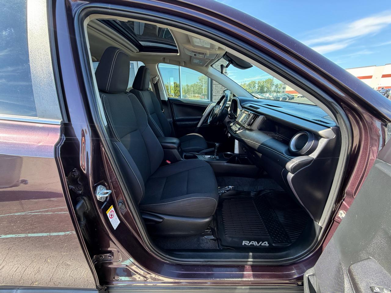 Toyota RAV4 XLE AWD (Natl) 2017