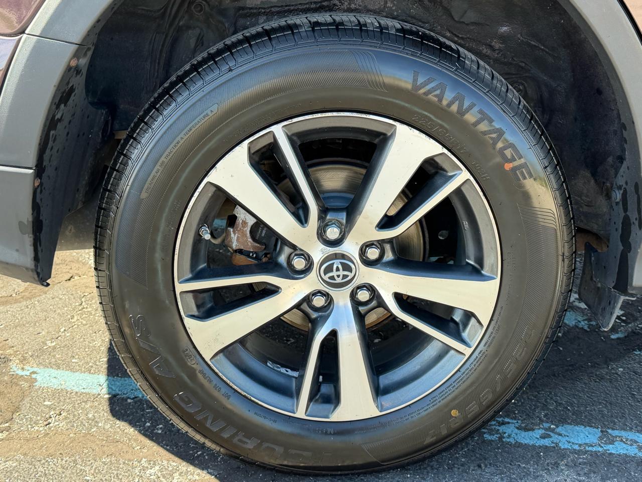 Toyota RAV4 XLE AWD (Natl) 2017