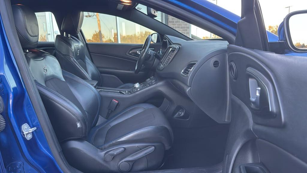 Chrysler 200 4dr Sdn S AWD 2016
