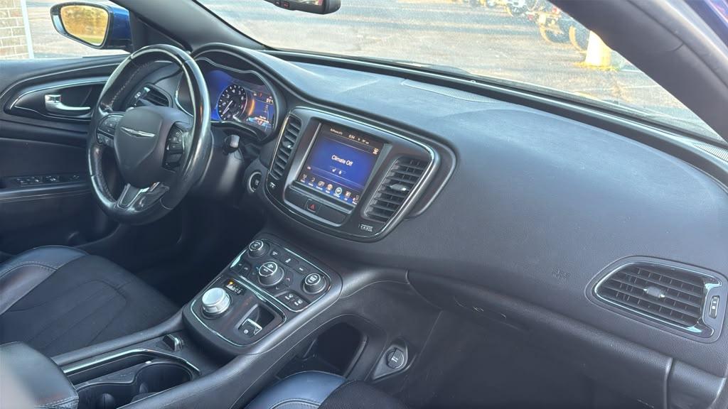 Chrysler 200 4dr Sdn S AWD 2016