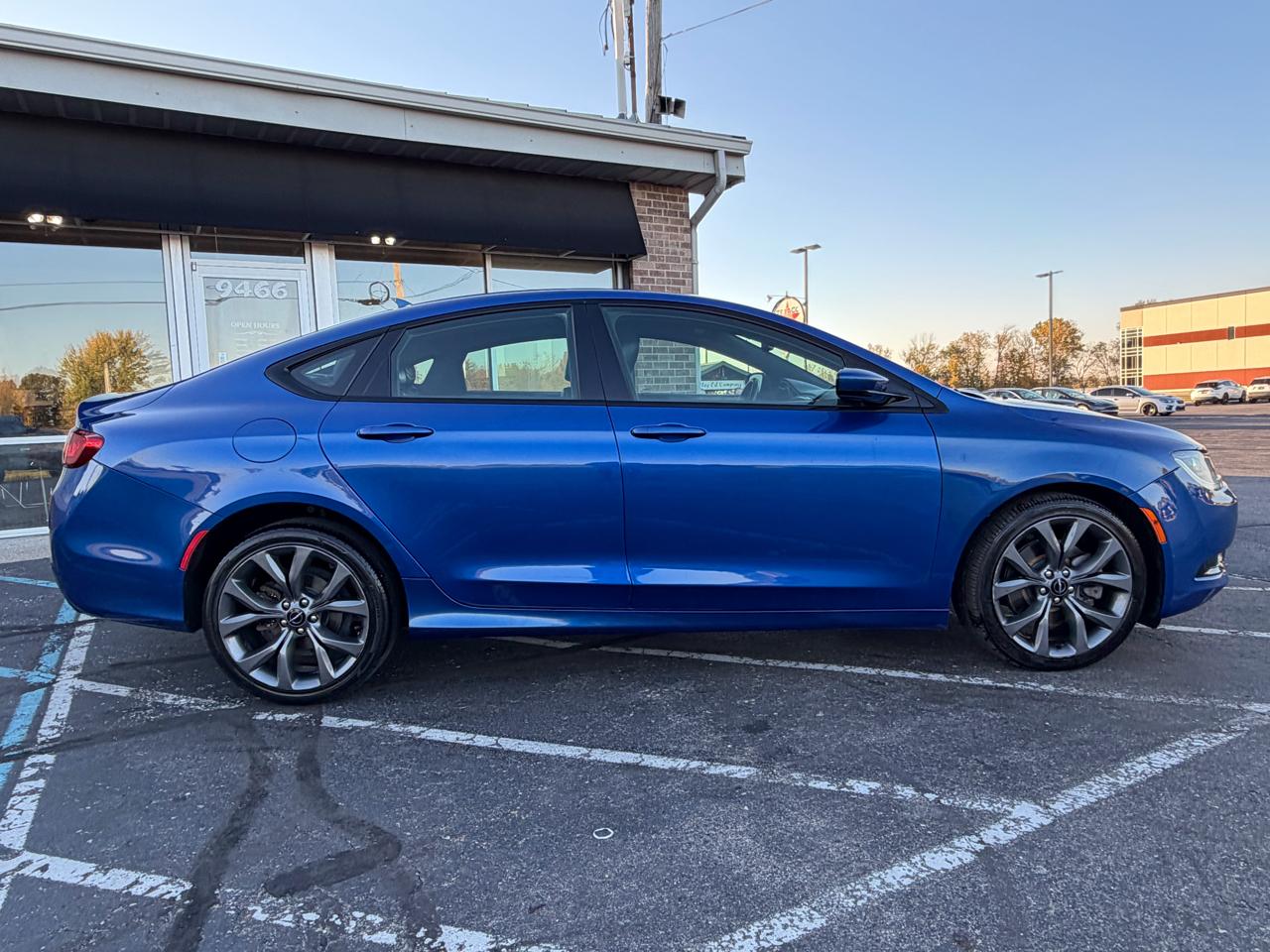 Chrysler 200 4dr Sdn S AWD 2016
