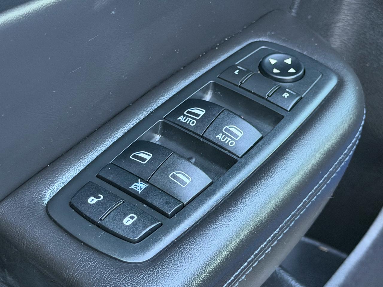 Chrysler 200 4dr Sdn S AWD 2016
