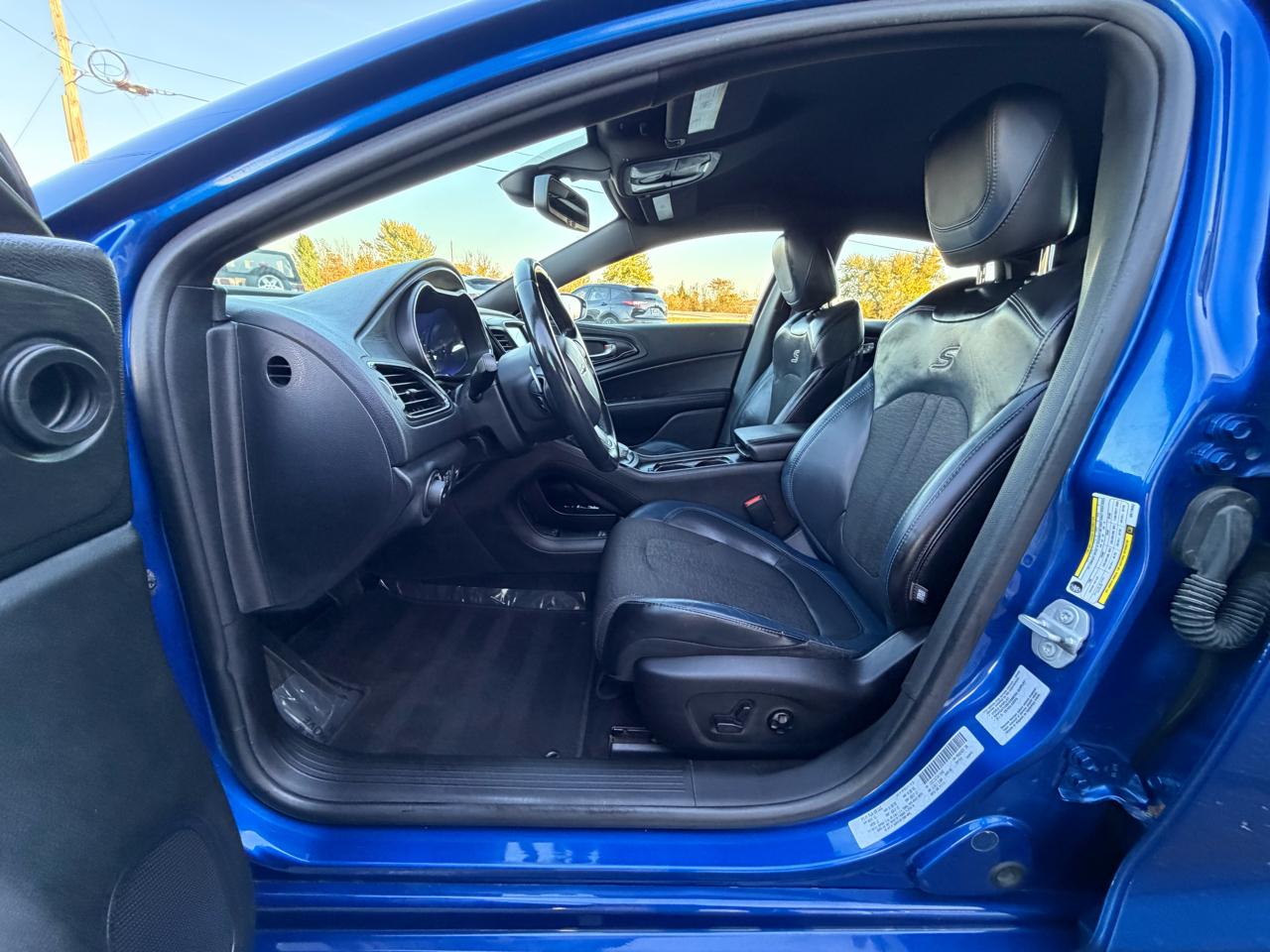 Chrysler 200 4dr Sdn S AWD 2016