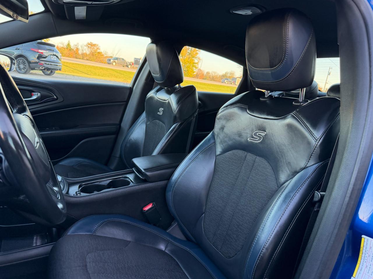Chrysler 200 4dr Sdn S AWD 2016