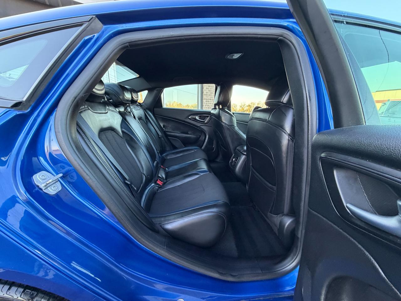 Chrysler 200 4dr Sdn S AWD 2016