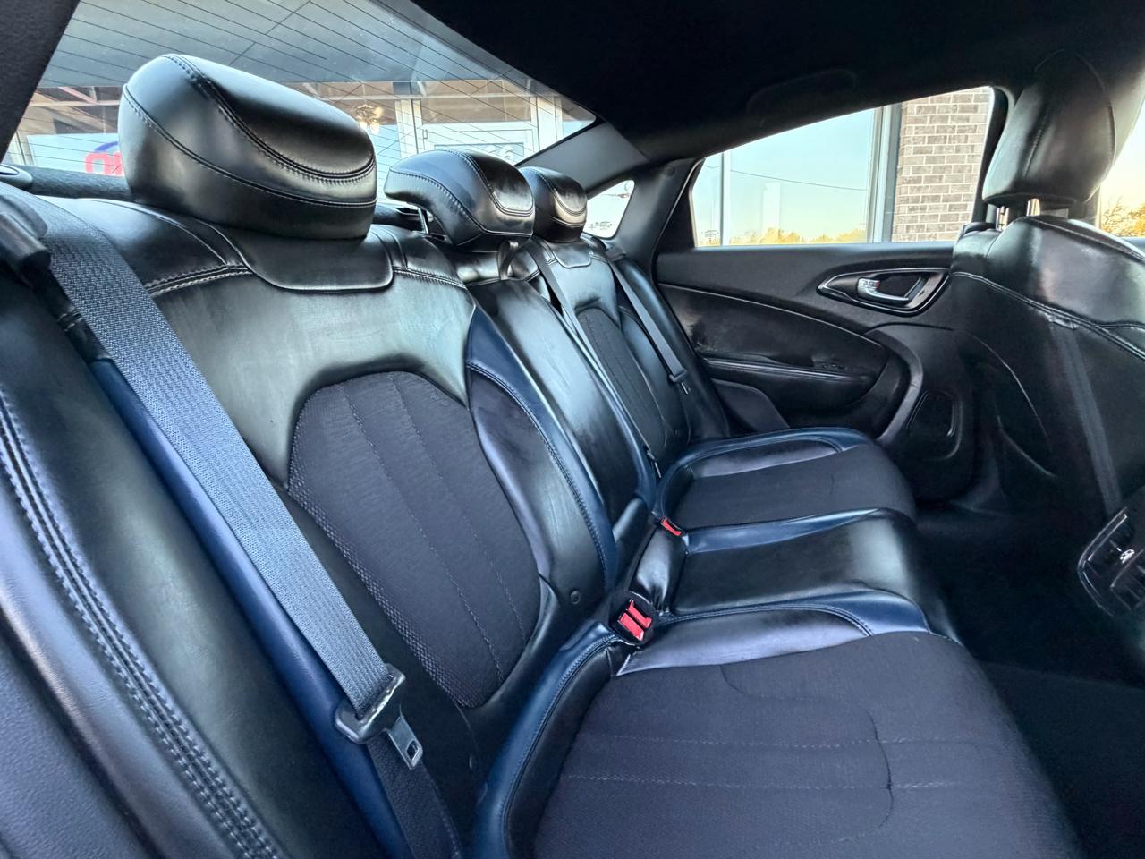Chrysler 200 4dr Sdn S AWD 2016