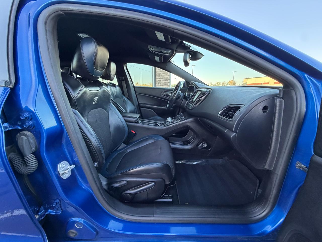 Chrysler 200 4dr Sdn S AWD 2016