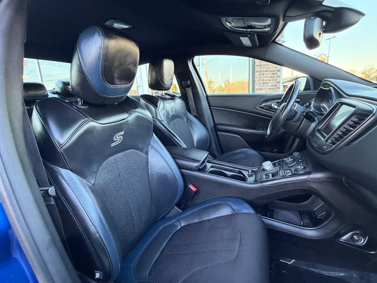 Chrysler 200 4dr Sdn S AWD 2016