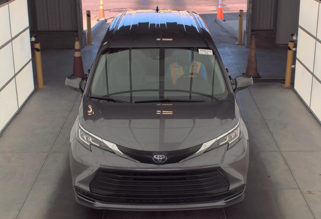 Toyota Sienna LE FWD 8-Passenger (Natl) 2023