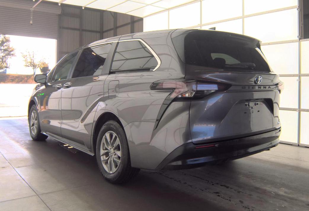 Toyota Sienna LE FWD 8-Passenger (Natl) 2023