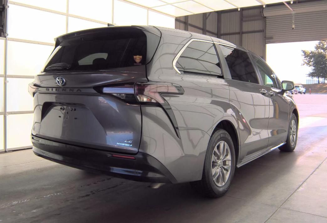 Toyota Sienna LE FWD 8-Passenger (Natl) 2023
