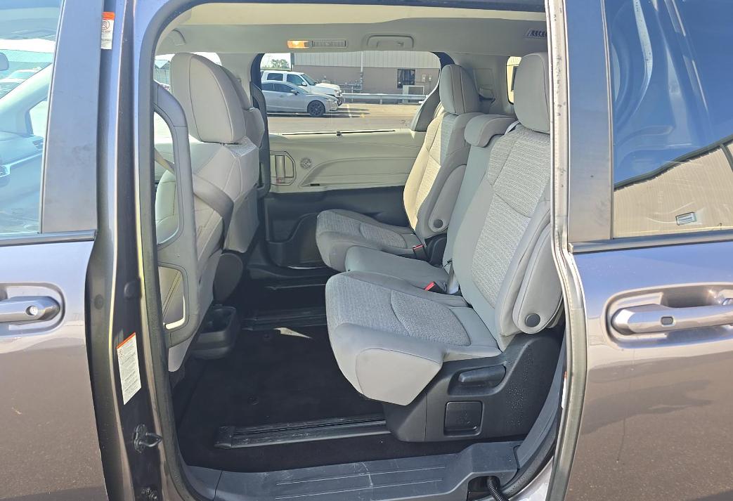Toyota Sienna LE FWD 8-Passenger (Natl) 2023