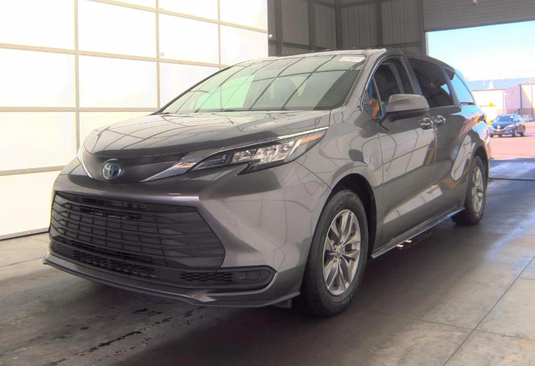 Toyota Sienna LE FWD 8-Passenger (Natl) 2023