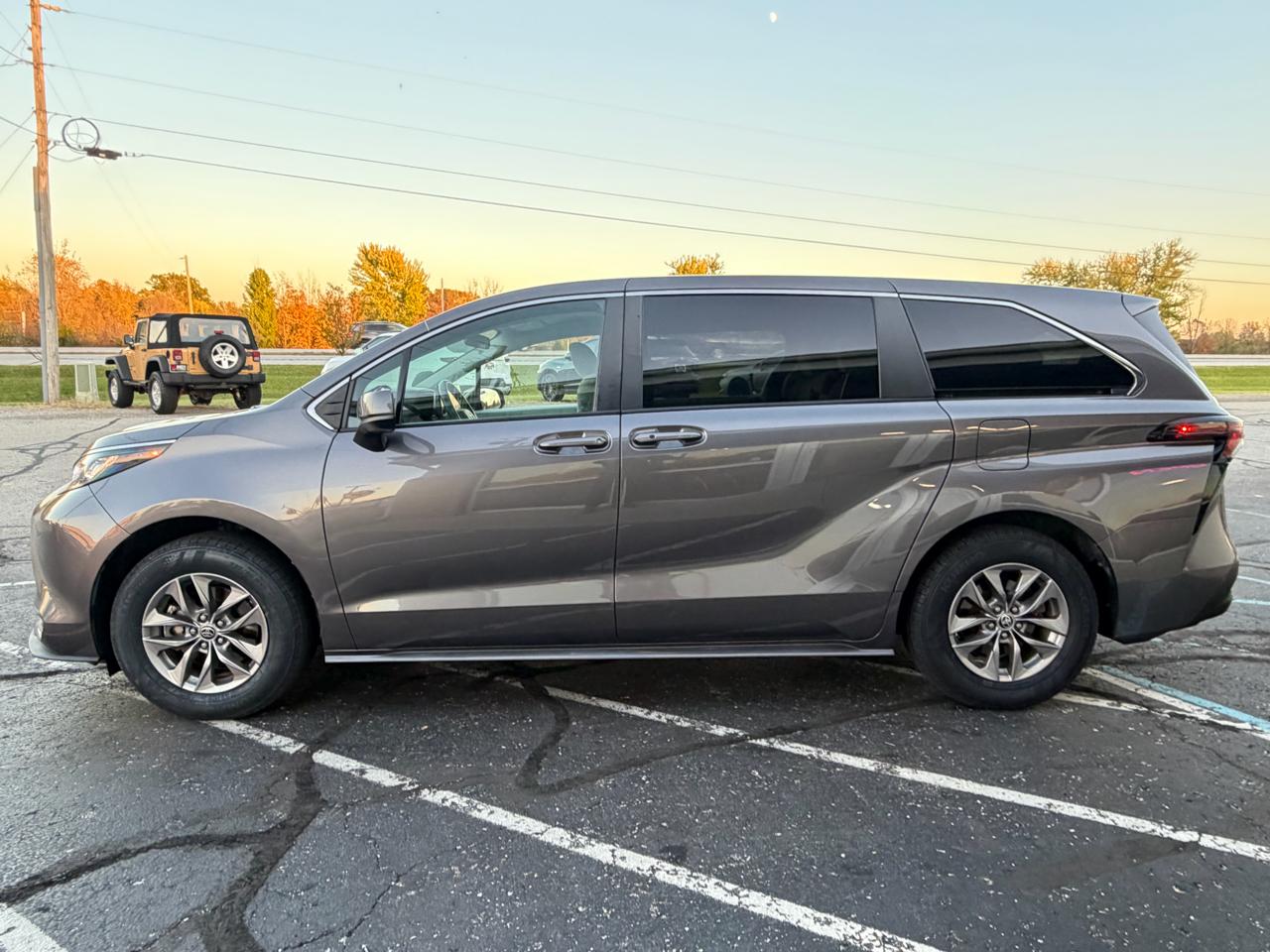 Toyota Sienna LE FWD 8-Passenger (Natl) 2023