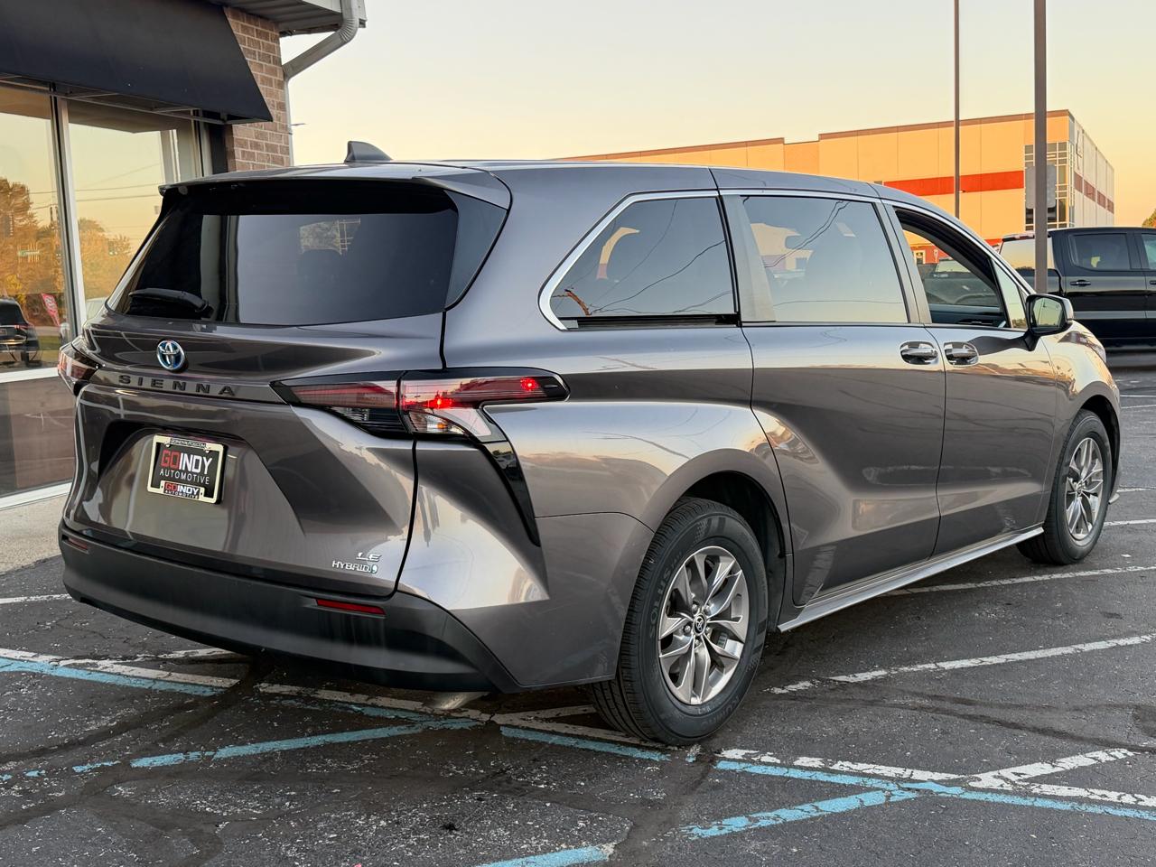 Toyota Sienna LE FWD 8-Passenger (Natl) 2023