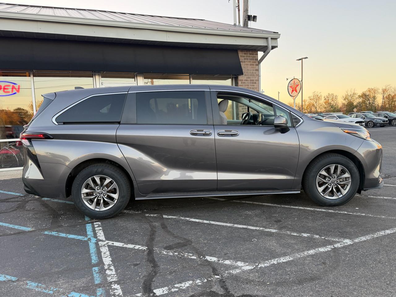 Toyota Sienna LE FWD 8-Passenger (Natl) 2023