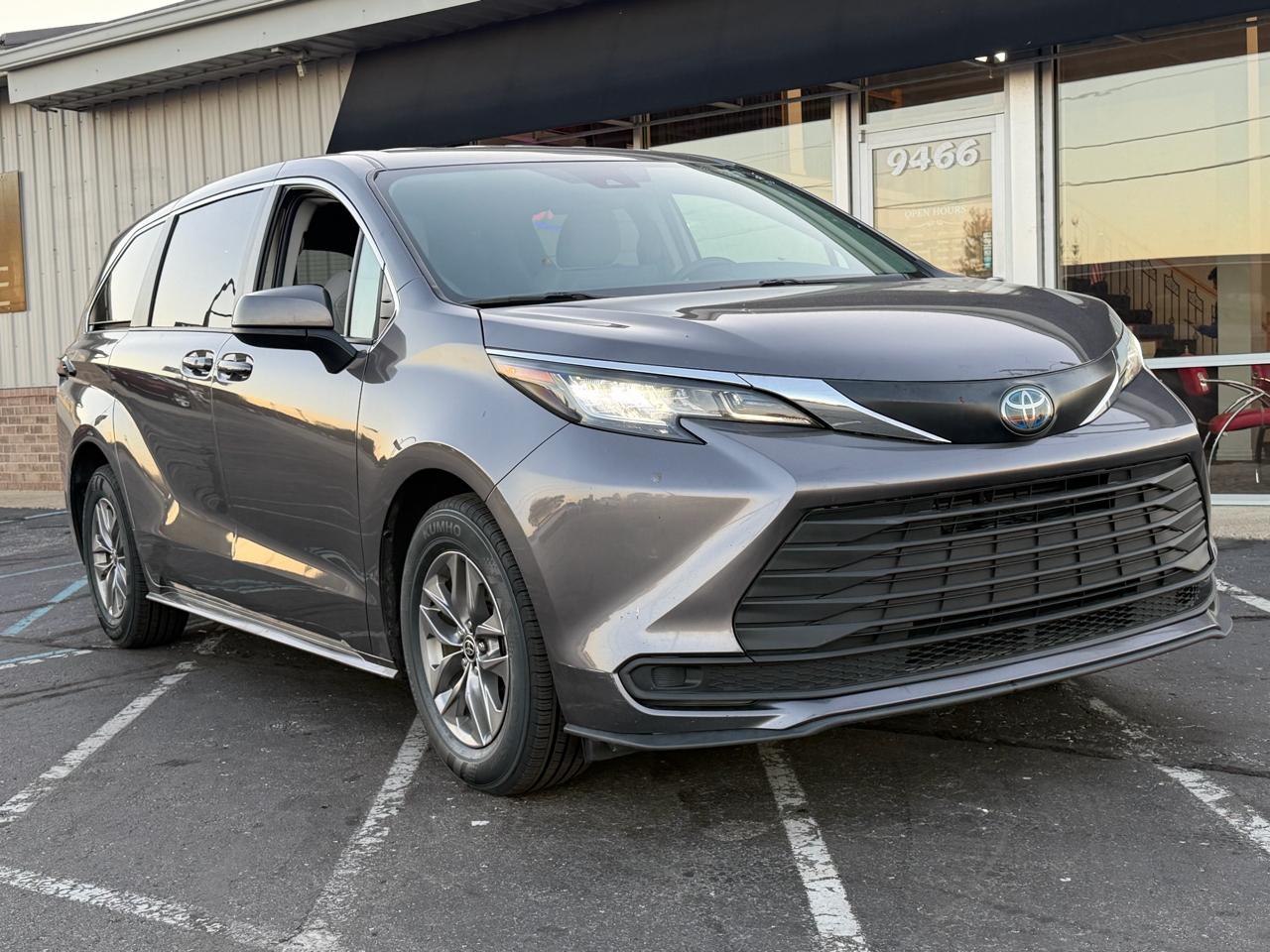 Toyota Sienna LE FWD 8-Passenger (Natl) 2023