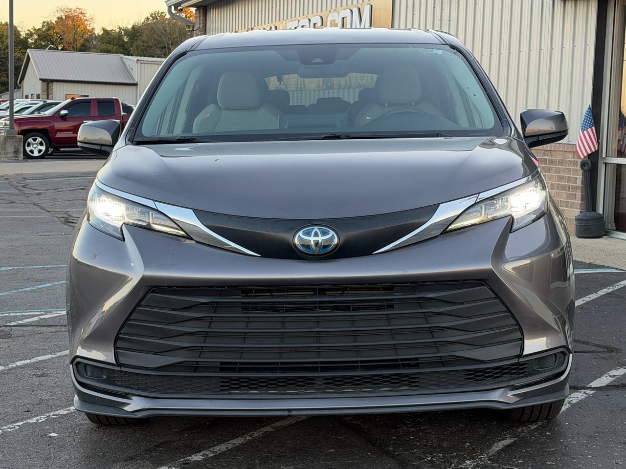 Toyota Sienna LE FWD 8-Passenger (Natl) 2023