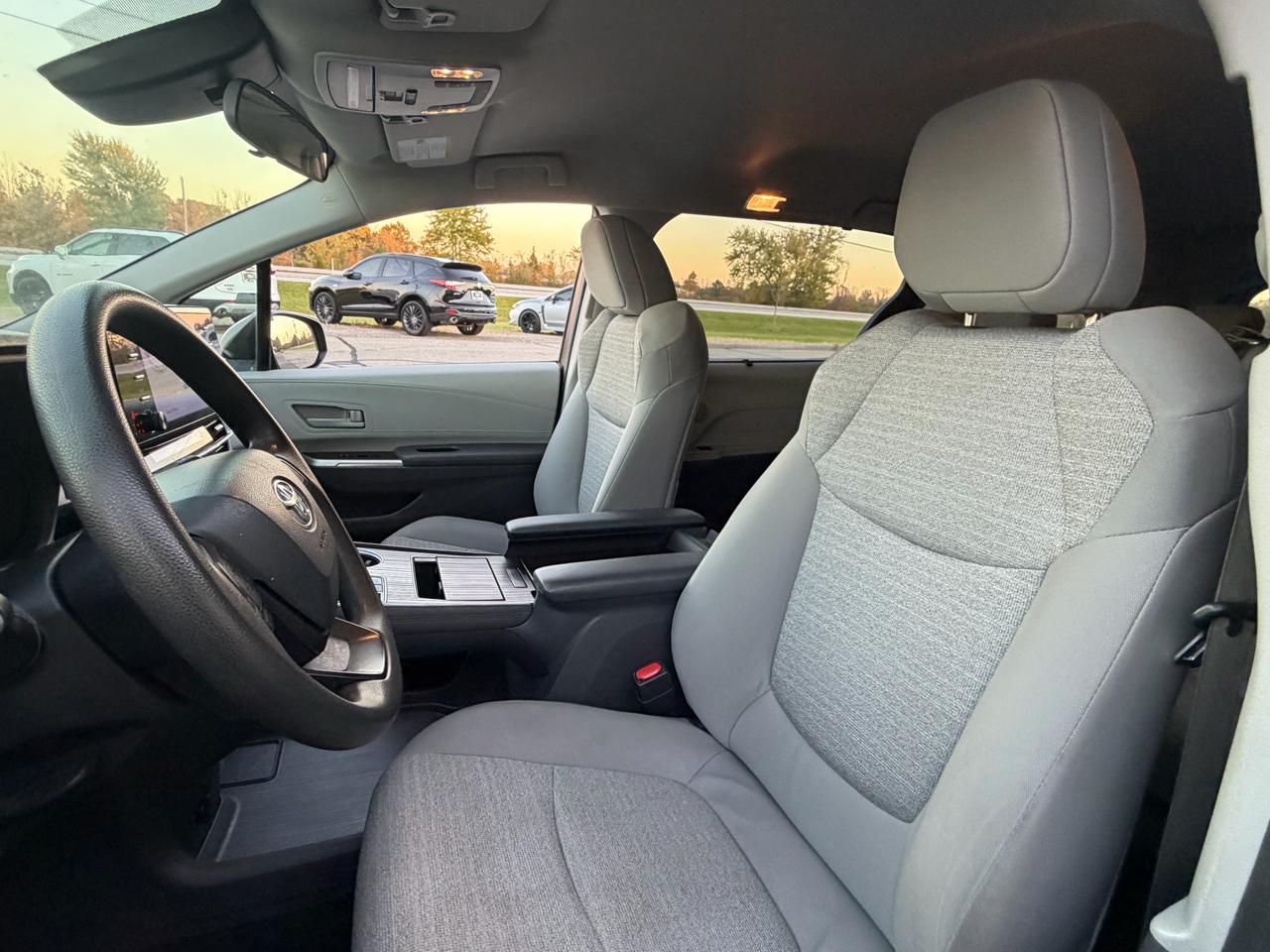 Toyota Sienna LE FWD 8-Passenger (Natl) 2023